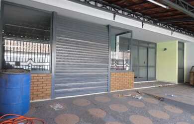 Imagem: A casa possui 3 Dormitórios, 1 Suíte, 1 Banheiro, 6 Vagas