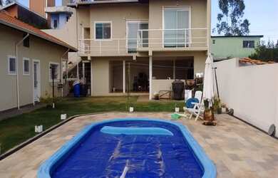 Imagem: A chácara possui 6 Dormitórios, 2 Suítes, 2 Banheiros, 8