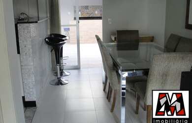 Imagem: A casa em condomínio e possui 3 Dormitórios, 1 Suíte, 2 Banheiros