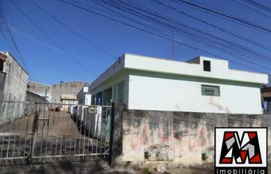 Imagem: A casa possui 2 Dormitórios, 1 Banheiro, 2 Vagas na garagem