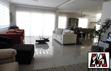 Imagem: A casa em condomínio possui 4 Dormitórios, 4 Suítes, 7 Banheiros