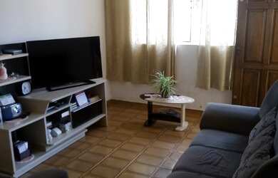 Imagem: A casa possui 3 Dormitórios, 1 Banheiro, 3 Vagas na garagem