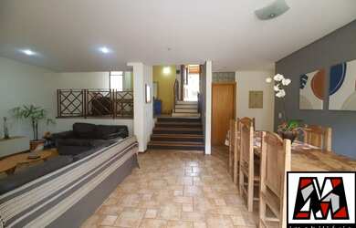 Imagem: A casa possui 3 Dormitórios, 1 Suíte, 4 Banheiros, 2 Vagas