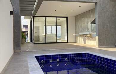 Imagem: A casa em condomínio possui 3 Dormitórios, 3 Suítes, 4 Banheiros