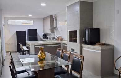 Imagem: A casa possui 3 Dormitórios, 2 Suítes, 4 Banheiros, 2 Vagas