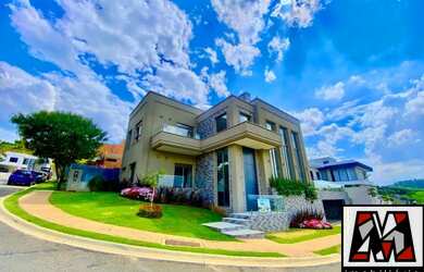 Imagem: A casa em condomínio possui 4 Dormitórios, 4 Suítes, 6 Banheiros