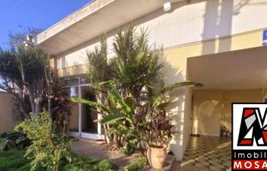 Imagem: A casa possui 3 Dormitórios, 1 Suíte, 3 Banheiros, 2 Vagas