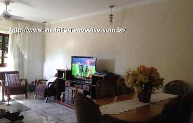 Imagem: A casa possui 3 Dormitórios, 1 Suíte, 2 Banheiros, 5 Vagas