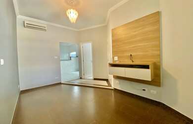 Imagem: A casa possui 2 Dormitórios, 1 Suíte, 2 Banheiros, 3 Vagas