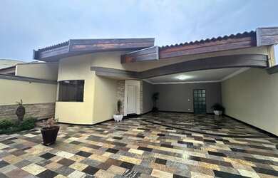 Imagem: A casa possui 3 Dormitórios, 1 Suíte, 2 Banheiros, 4 Vagas