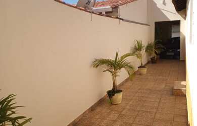 Imagem: A casa possui 2 Dormitórios, 1 Banheiro, 1 Vaga na garagem