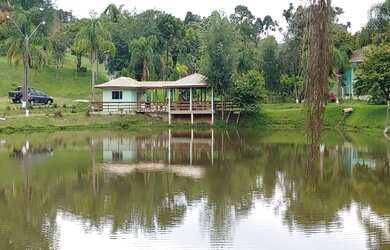 Imagem: A chácara possui 3 Dormitórios, 1 Suíte, 2 Banheiros, 3 Vagas