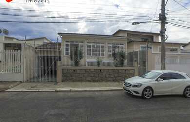 Imagem: A casa possui 4 Dormitórios, 2 Banheiros, 1 Vaga na garagem