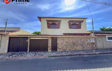 Imagem: A casa possui 4 Dormitórios, 1 Suíte, 5 Banheiros e 3 Vagas