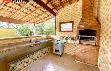 Imagem: A casa possui 4 Dormitórios, 1 Suíte, 3 Banheiros, 3 Vagas