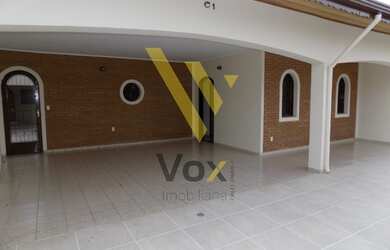 Imagem: A casa possui 4 Dormitórios, 1 Suíte, 3 Banheiros, 5 Vagas