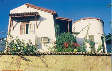 Imagem: A casa e possui 4 Dormitórios, 2 Suítes, 3 Banheiros, 2 Vagas