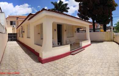 Imagem: A casa possui 6 Dormitórios, 3 Banheiros, 5 Vagas na garagem