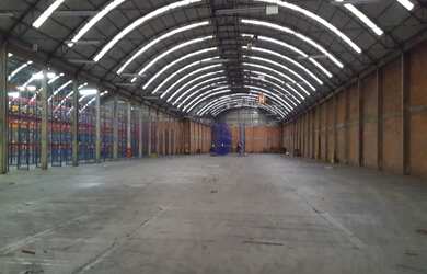 Imagem: O depósito possui 8 Banheiros, 20 Vagas na garagem, 185.000m²