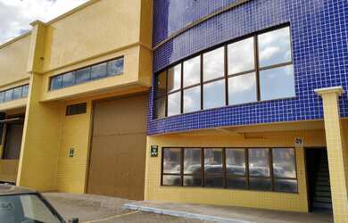 Imagem: O depósito possui 4 Banheiros, 5 Vagas na garagem e está