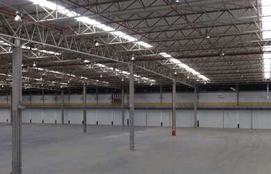 Imagem: O depósito possui 4 Banheiros, 4 Vagas na garagem, 48.000m²