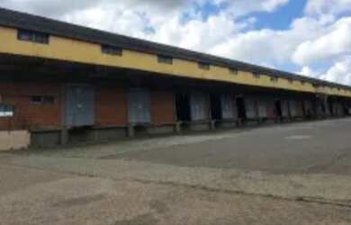 Imagem: O depósito possui 2 Banheiros, 4 Vagas na garagem, 30.000m²