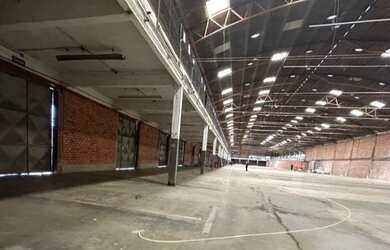 Imagem: O depósito possui 2 Banheiros, 4 Vagas na garagem, 30.000m²