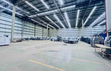 Imagem: O depósito possui 4 Banheiros, 4 Vagas na garagem, 56700m²