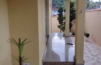 Imagem: A casa possui 2 Dormitórios, 1 Suíte, 2 Banheiros, 1 Vaga