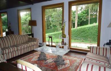 Imagem: A casa em condomínio possui 4 Dormitórios, 4 Suítes, 6 Banheiros