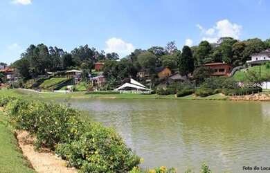 Imagem: A casa em condomínio possui 5 Dormitórios, 2 Suítes, 5 Banheiros