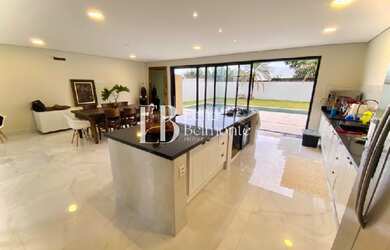 Imagem: A casa em condomínio possui 4 Dormitórios, 4 Suítes, 5 Banheiros