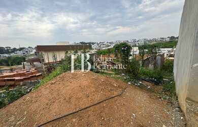 Imagem: O terreno possui 4 Dormitórios, 4 Suítes, 5 Banheiros, 3 Vagas