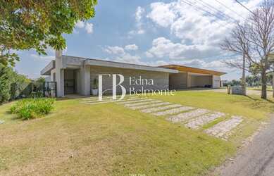 Imagem: A casa em condomínio possui 5 Dormitórios, 5 Suítes, 8 Banheiros