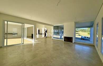 Imagem: A casa em condomínio possui 3 Dormitórios, 3 Suítes, 5 Banheiros