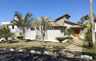 Imagem: A casa em condomínio possui 3 Dormitórios, 3 Suítes, 5 Banheiros