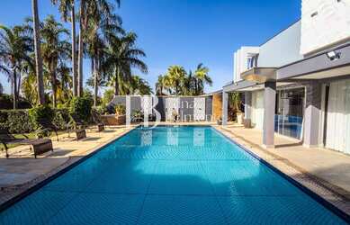 Imagem: A casa em condomínio possui 5 Dormitórios, 5 Suítes, 6 Vagas