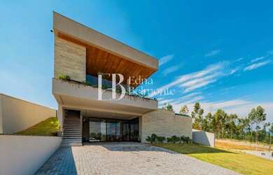 Imagem: A casa em condomínio possui 4 Dormitórios, 4 Suítes, 8 Banheiros