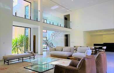 Imagem: A casa em condomínio possui 4 Dormitórios, 4 Suítes, 6 Banheiros