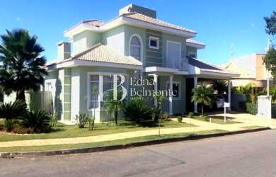 Imagem: A casa em condomínio possui 4 Dormitórios, 2 Suítes, 6 Banheiros