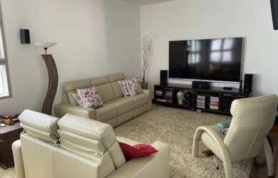 Imagem: A casa possui 4 Dormitórios, 4 Suítes, 6 Banheiros, 3 Vagas