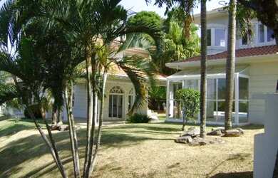 Imagem: A casa em condomínio possui 5 Dormitórios, 5 Suítes, 8 Banheiros