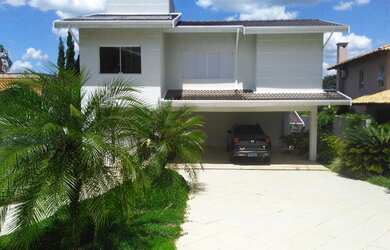 Imagem: A casa em condomínio possui 4 Dormitórios, 4 Suítes, 6 Banheiros