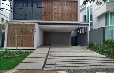 Imagem: A casa em condomínio possui 4 Dormitórios, 4 Suítes, 5 Banheiros