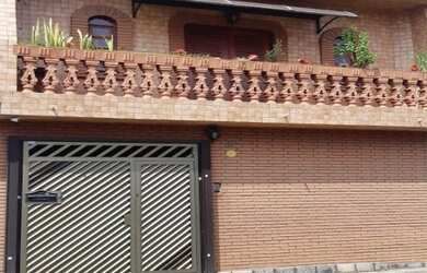 Imagem: A casa possui 4 Dormitórios, 3 Suítes, 5 Banheiros, 2 Vagas