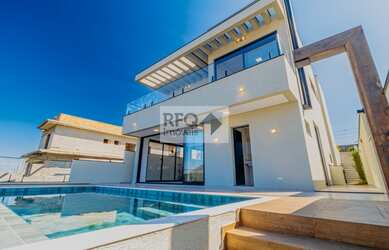 Imagem: A casa possui 3 Dormitórios, 3 Suítes, 5 Banheiros, 6 Vagas