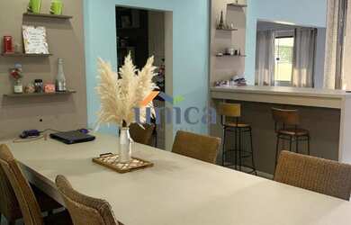 Imagem: A casa possui 3 Dormitórios, 3 Banheiros, 465m² de Área e