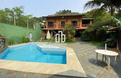 Imagem: A casa possui 4 Dormitórios, 1 Suíte, 5 Banheiros, 4 Vagas