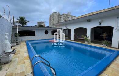 Imagem: A casa possui 4 Dormitórios, 4 Suítes, 7 Banheiros, 3 Vagas