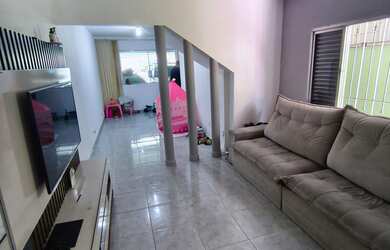 Imagem: A casa possui 3 Dormitórios, 1 Banheiro, 2 Vagas na garagem